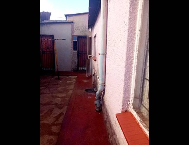 2 BEDROOM HOUSE FOR SALE IN SOTHO SECTION